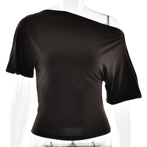 Dettaglio della maglietta nera monospalla slim fit da donna su manichino