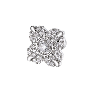Boucles d'oreilles fleur en argent avec zircons brillants et design trèfle