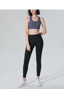 Detail einer schwarzen High-Waist-Yogahose mit atmungsaktivem lila Sport-BH am Model