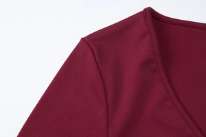 Détail du décolleté en V profond et couture d'épaule sur haut ajusté rouge vin