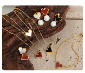 Detail view of 18K gold plated jewelry set with heart-shaped natural shells and pearls