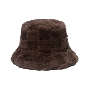 Détails de la texture du chapeau bob en fausse fourrure à damier marron pour l'hiver
