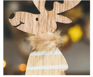 Gros plan d'un renne de Noël en bois avec col en fausse fourrure et détails rayés blancs