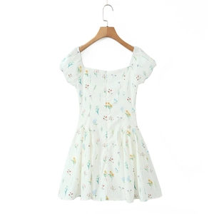 Detail eines floralen Sommerkleids mit Karree-Ausschnitt und zarter Spitzenverzierung