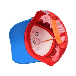 Détail de l'intérieur d'une casquette en maille pour enfants avec boucle réglable et doublure