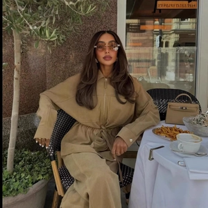 Combinaison kaki à manches longues avec ceinture réglable et col à revers pour un look chic