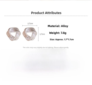 Detailed specs of geometric triangle earrings with dimensions 1.7x1.7cm and 7.8g weight