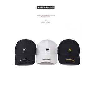 Détail de casquettes de baseball en coton noir et blanc avec broderie W et Wednesday