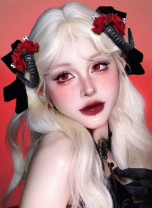 Pinces à cheveux cornes de diable gothiques avec roses rouges et nœuds noirs