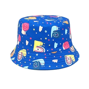 Détail d'un chapeau cloche bleu pour bébé avec motifs d'escargots et cœurs colorés