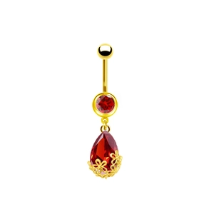Dettaglio del piercing all'ombelico dorato con pietre di zircone rosso a forma di goccia