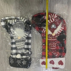 Détail de chaussettes de Noël gnome à carreaux rouges et noirs, mesurant environ 47 cm de long