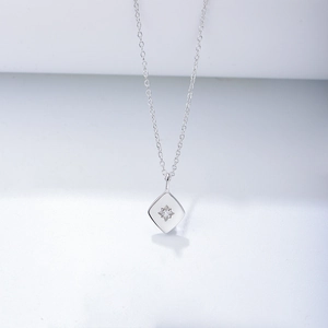 Halskette aus vergoldetem S925 Sterlingsilber mit Rautenanhänger und Sternmuster