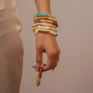 Bracelets élastiques empilables avec perles en résine colorées et tubes en métal doré