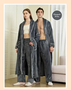 Détail d'un ensemble peignoir épais en flanelle gris élégant avec bordure blanche pour couple