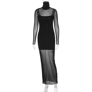 Détail de la robe noire en mesh à manches longues montrant la transparence superposée