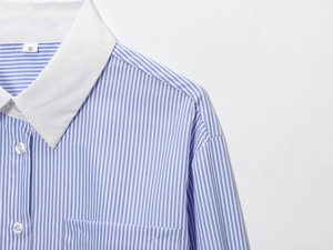 Detailaufnahme des blau-weiß gestreiften Hemdstoffes und der Manschettennähte