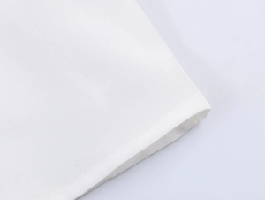 Gros plan sur la texture du tissu blanc et les coutures de la chemise sans manches