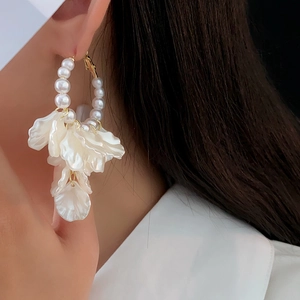 Détails de boucles d'oreilles perles élégantes avec pétales blancs en cascade