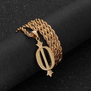 Détail du collier à maille torsadée dorée avec pendentif ovale et gravure STRATOM