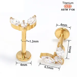 Détail du piercing labret en titane G23 avec design en éventail de zircons marquises