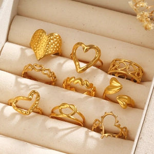 Set mit 9 goldenen Herzringen mit offenem Design und poliertem 18K-Finish für Damen