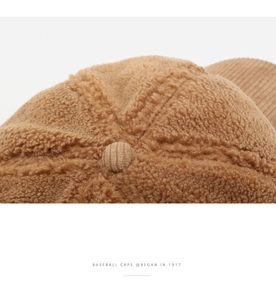Détail macro de la laine pelucheuse caramel et de la texture velours sur la casquette