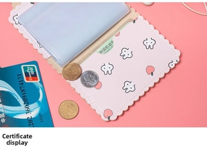 Détail d'un porte-cartes rose avec plusieurs fentes en PVC transparent et motifs mignons