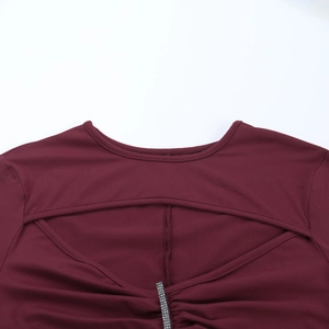 Detailansicht von Ausschnitt und Strassstreifen am weinroten Strickkleid