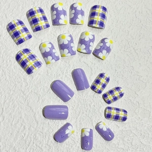 Set di 24 unghie finte lavanda con motivi a quadri viola e decorazioni floreali chic
