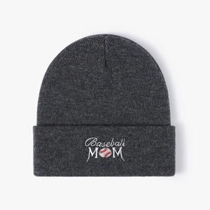 Dettaglio del ricamo Baseball MOM su un berretto in maglia grigio scuro invernale