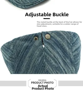 Détail de la boucle métallique réglable sur une casquette en jean bleu en sergé