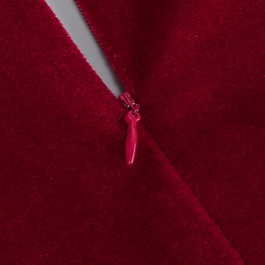 Détail de la fermeture éclair invisible sur une robe froncée en velours bordeaux