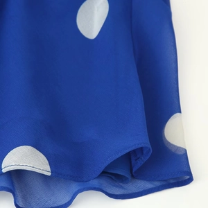 Robe dos nu bleu roi à pois blancs avec finitions soignées et tissu léger fluide