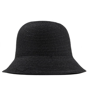 Gros plan sur le tressage fin d'un chapeau de soleil noir en paille pour l'été