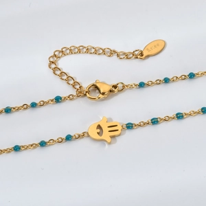 Collier minimaliste en acier doré avec pendentif Main de Fatma et perles bleues