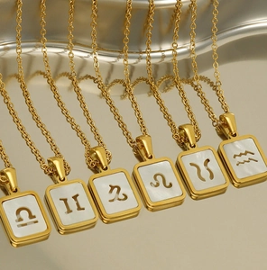 Detaillierte Reihe goldener Sternzeichen-Anhänger aus 18K Edelstahl mit Muscheleinlage