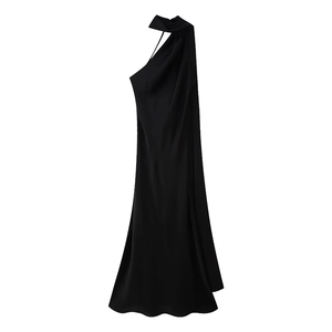 Elegantes schwarzes Satin-Maxikleid mit schräger Schulter und raffinierter Abendkleid-Silhouette
