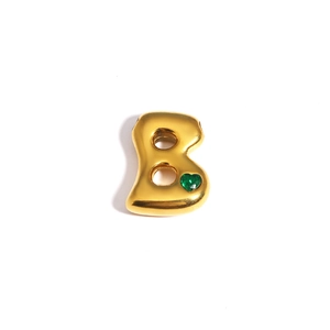 Vue détaillée d'un pendentif lettre B dorée orné d'une pierre précieuse cœur verte