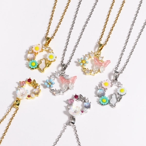 Collier Pendentif Couronne De Fleurs Avec Papillon Lapin Zircon Émail Künstliche Perle Bijoux Pastoraux Doux Pour Femmes Chaîne En Alliage