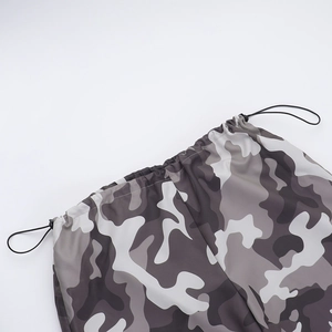 Dettaglio dei pantaloni cargo mimetici con vita elastica regolabile e coulisse pratica
