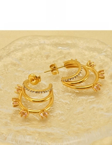 Détail de boucles d'oreilles créoles dorées 18k avec zircon rose et pavé de pierres