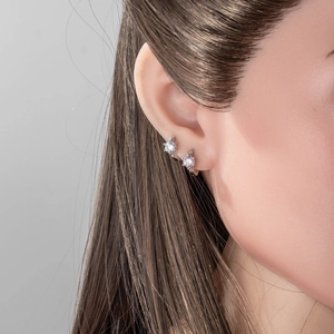 Orecchini a cerchio minimalisti con zircone a sei griffe in argento indossati da modella