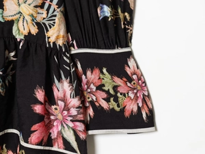 Détail du tissu de robe à fleurs colorées sur un mélange de coton et de lin noir de qualité