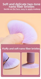 Dettaglio delle morbide setole in nanofibra bicolore sul pennello trucco viola
