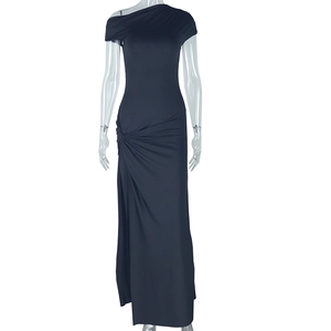 Detailansicht des dunkelblauen One-Shoulder-Kleides mit seitlicher Raffung am Bund