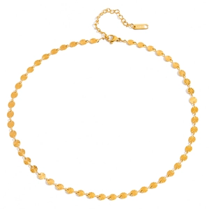 Dettaglio macro della collana in acciaio inossidabile 18K con incisione S.steel sulla chiusura