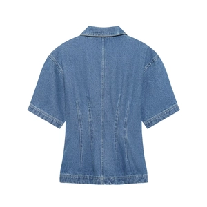 Damen Kurzarm Denim Hemd in Blau mit taillierten Falten in der Rückansicht