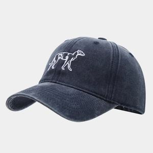 Dettaglio di un cappello da baseball vintage blu scuro con ricamo di levriero bianco