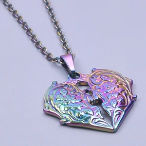 Vue macro d'un pendentif coeur iridescent avec gravure florale et détails ajourés